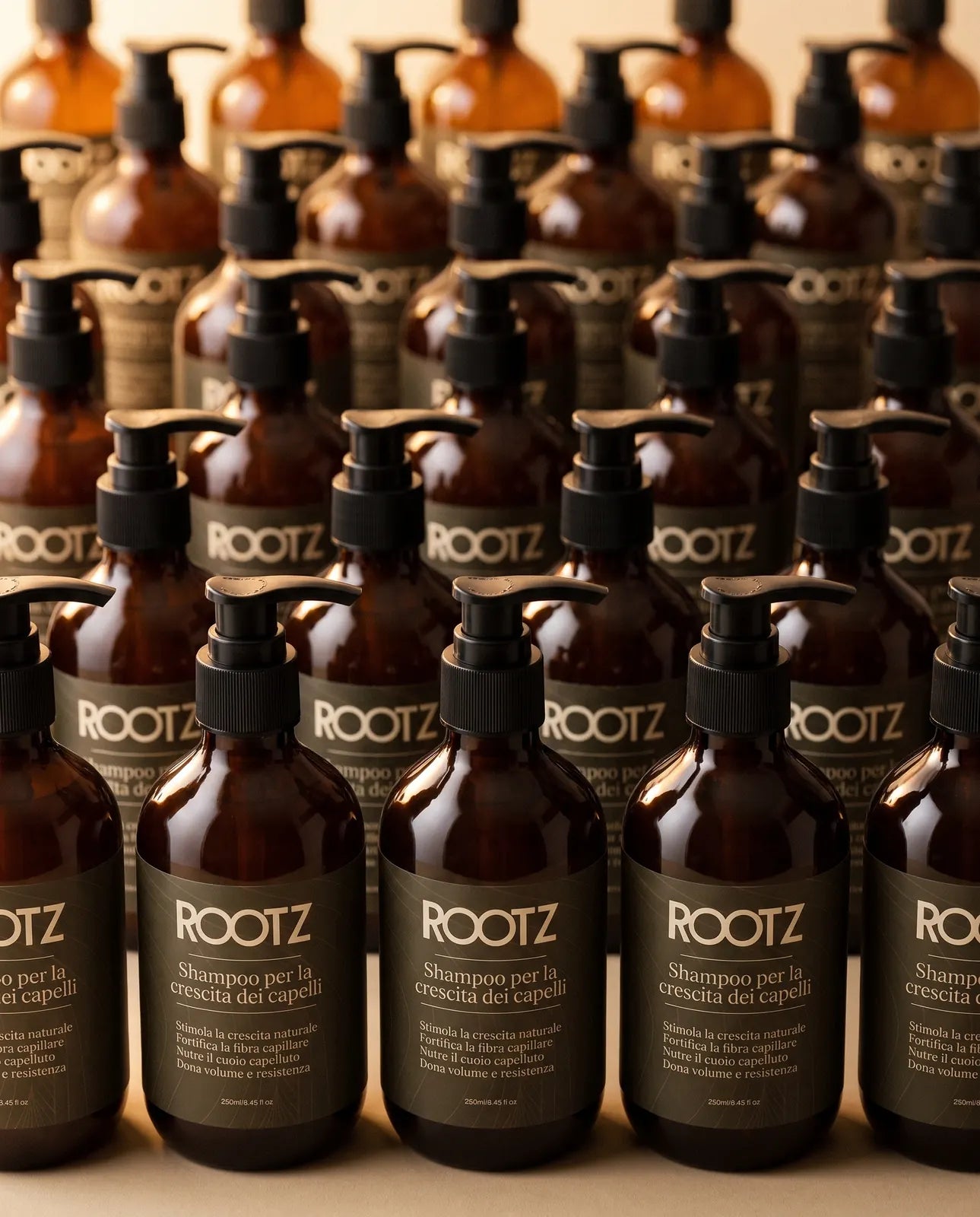File di flaconi di shampoo ROOTZ allineati in magazzino, pronti per la spedizione