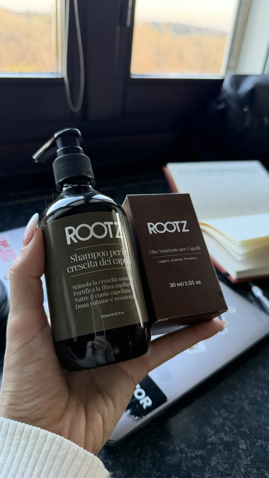 I prodotti ROOTZ appena tolti dal pacco, appoggiati su un tavolo accanto alla finestra con un'agenda aperta