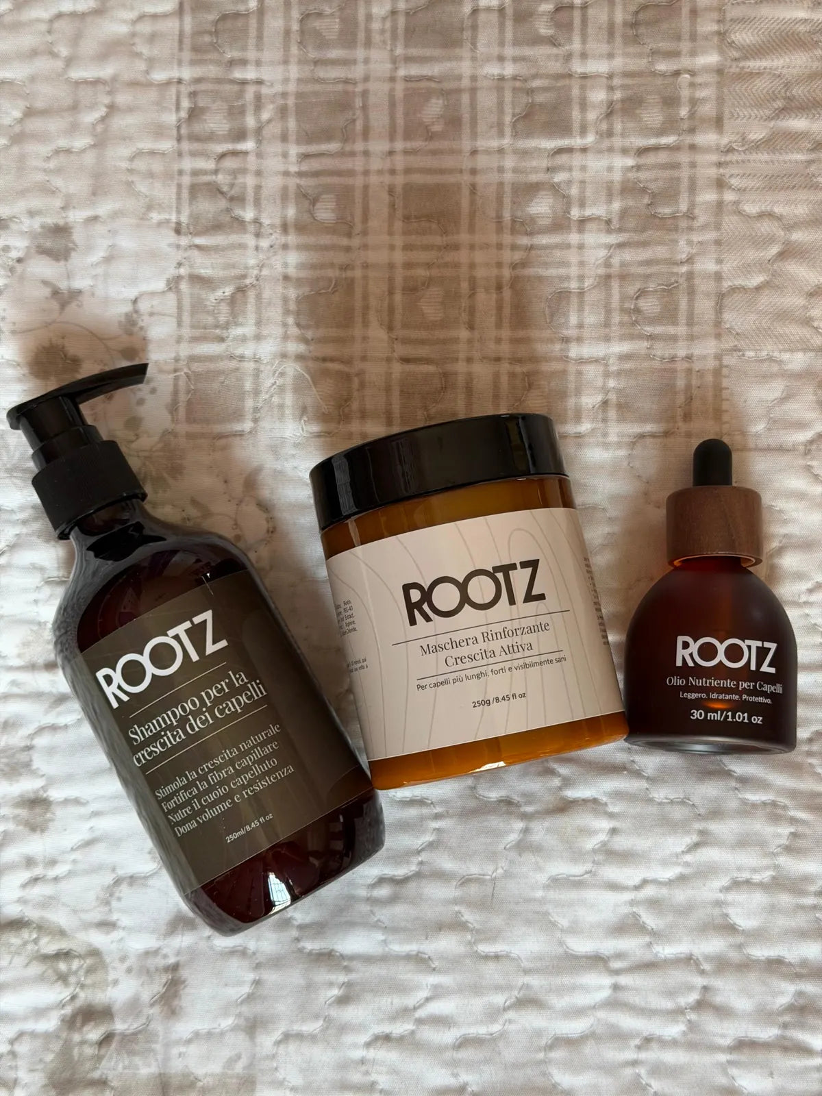 Il kit ROOTZ arrivato a casa di una cliente, i flaconi ancora accanto all'imballo di spedizione